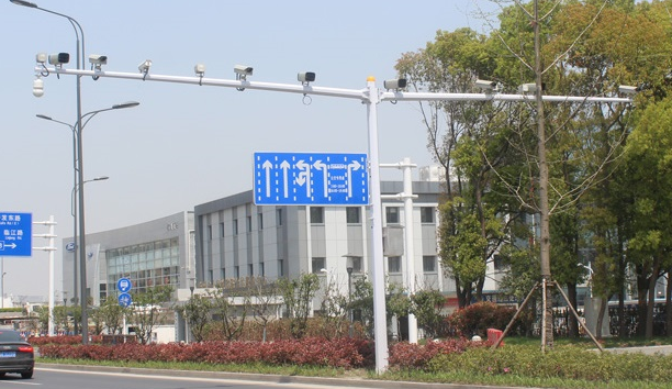 交（jiāo）通（tōng）監控杆件